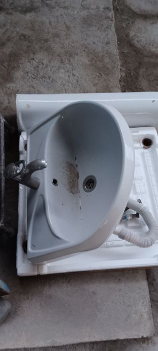 Раковина со смесителем и сифоном в сборе