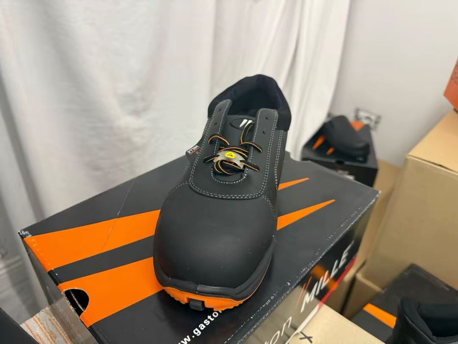 Vand un lot de marfa bocanci de munca 3600 buc