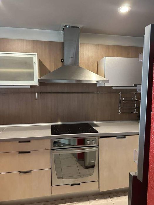 Дава се под наем Тристаен апартамент в Бургас, Център - 100 кв.м за 648.21 € - Снимка #1