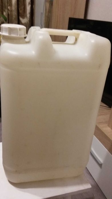 Продаю канистру пластиковую 30 литров недорого