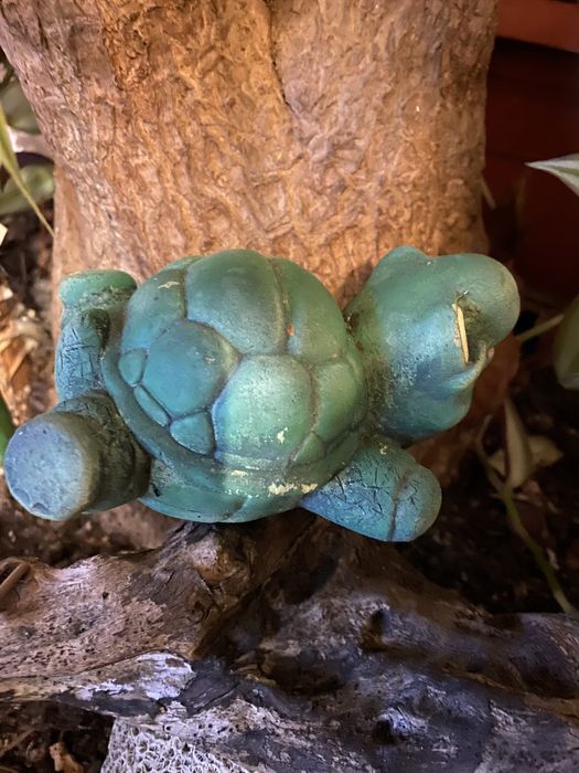 Statuetă sculptată  în piatră  ;  Broscuță sculptată în piatră