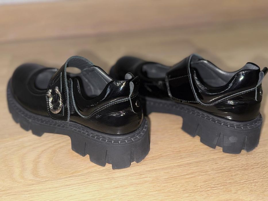 Туфли на девочку.