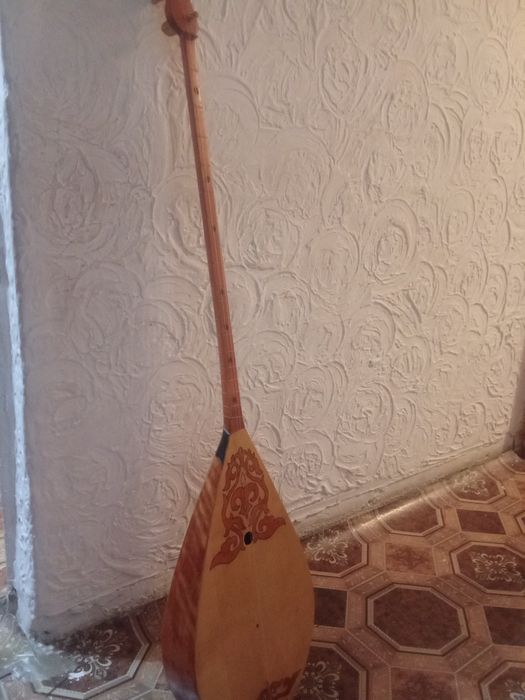 Домбыра сатылады.