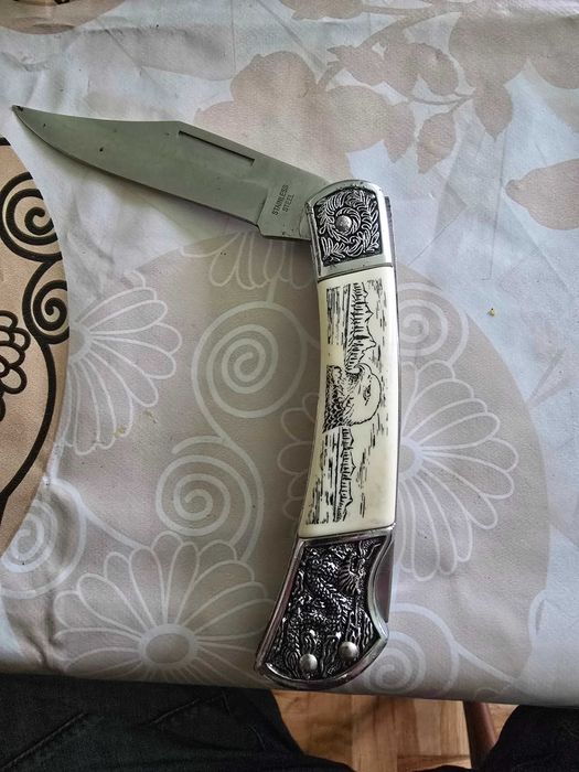 Продавам три джобни ножчета.