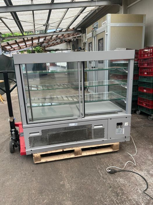 Vand vitrina cofetarie patiserie horeca perfect  funnctionala 150 cm