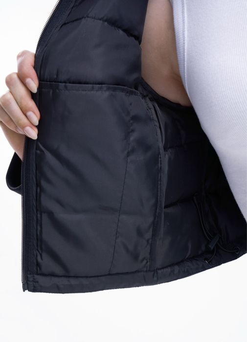 Укороченная куртка с капюшоном