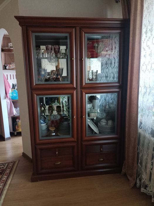 Продам шкаф витрина
