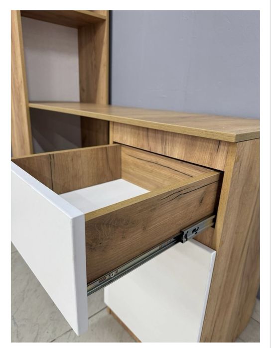 Рабочий стол с полками