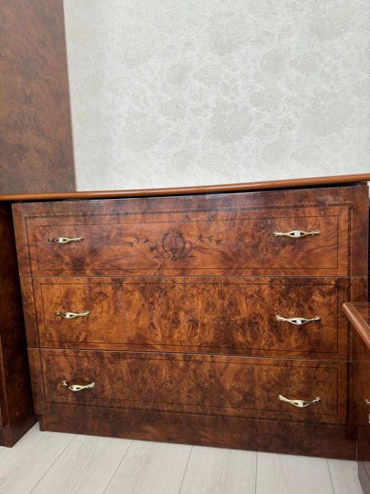 диван 2 местный, шифоньер, 2 комод, зеркало