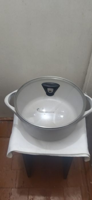 продам 6 л кастрюлю с крышкой