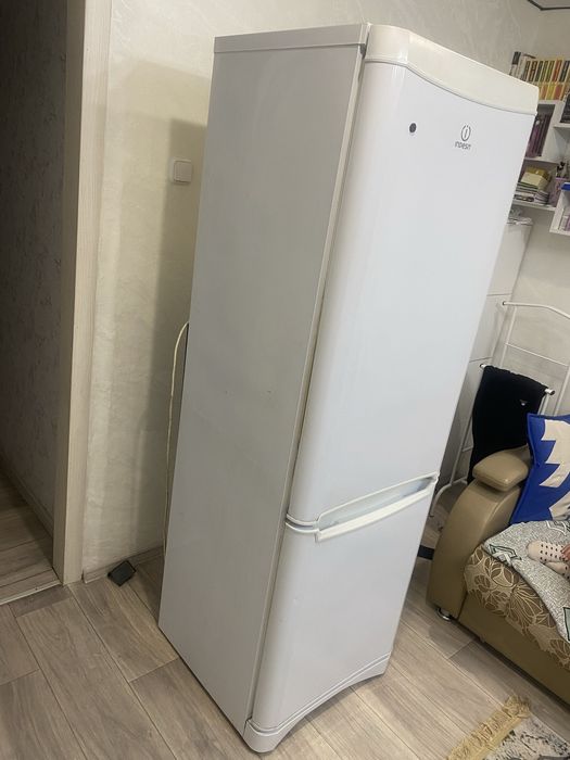 Холодильник indesit