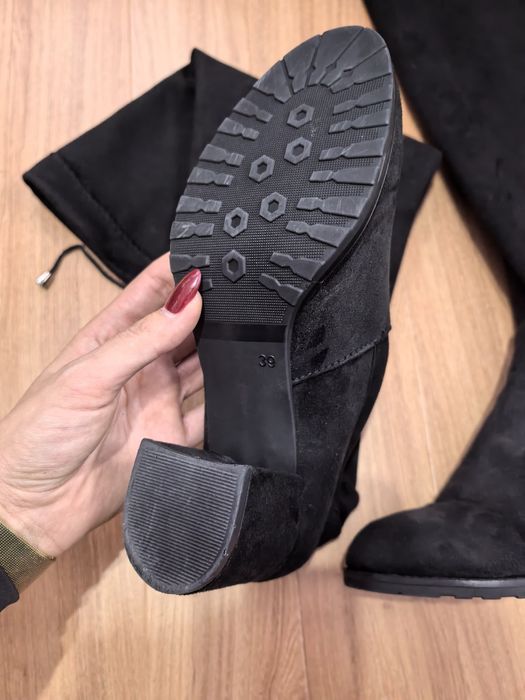 Продавам елегантни черни велурени ботуши на ток.