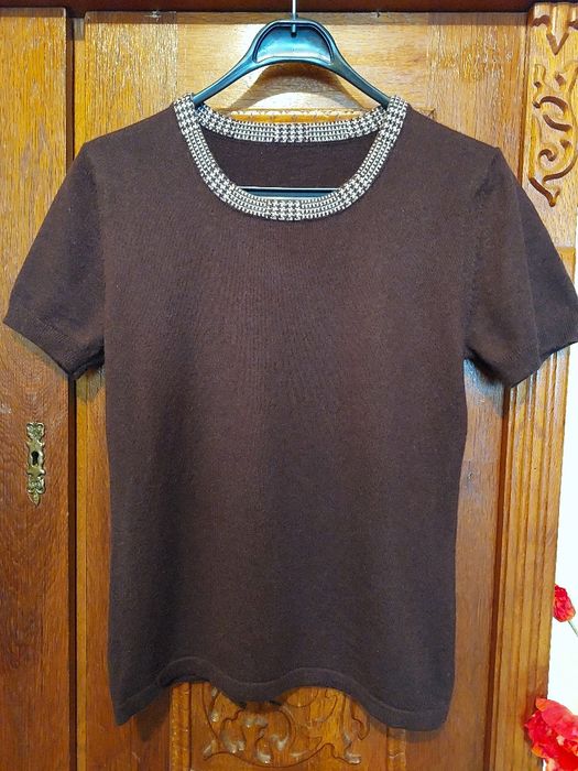 Pulover rafinat maro cu garnitura bej la baza gatului