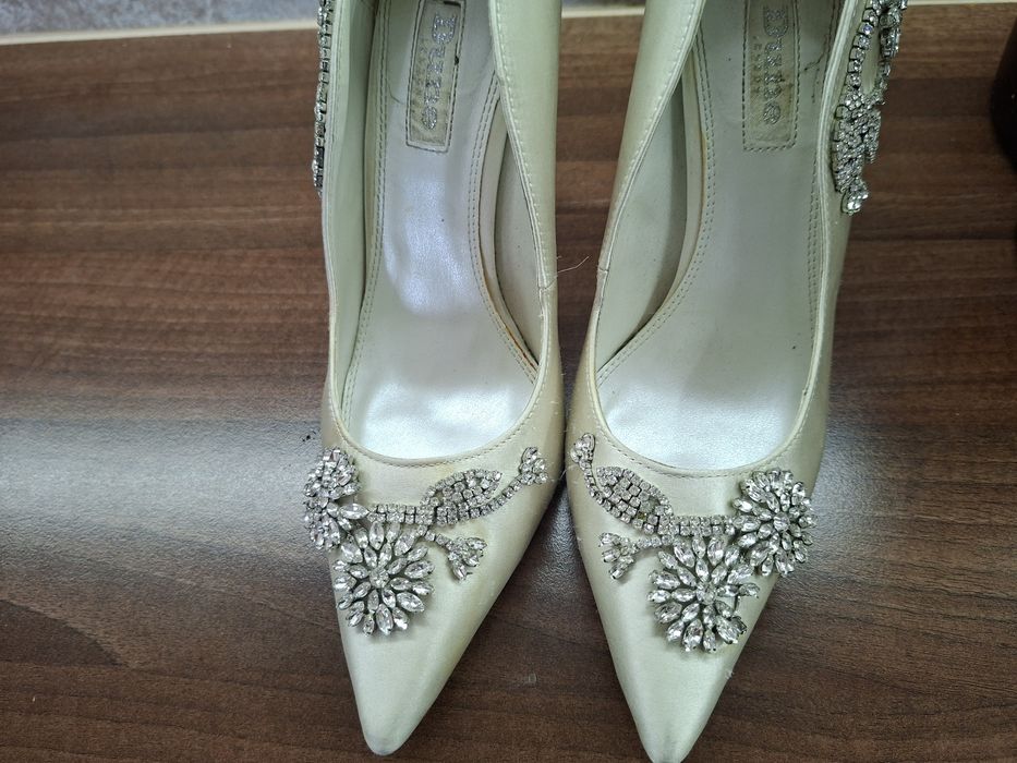 Абитуриентски обувки токчета