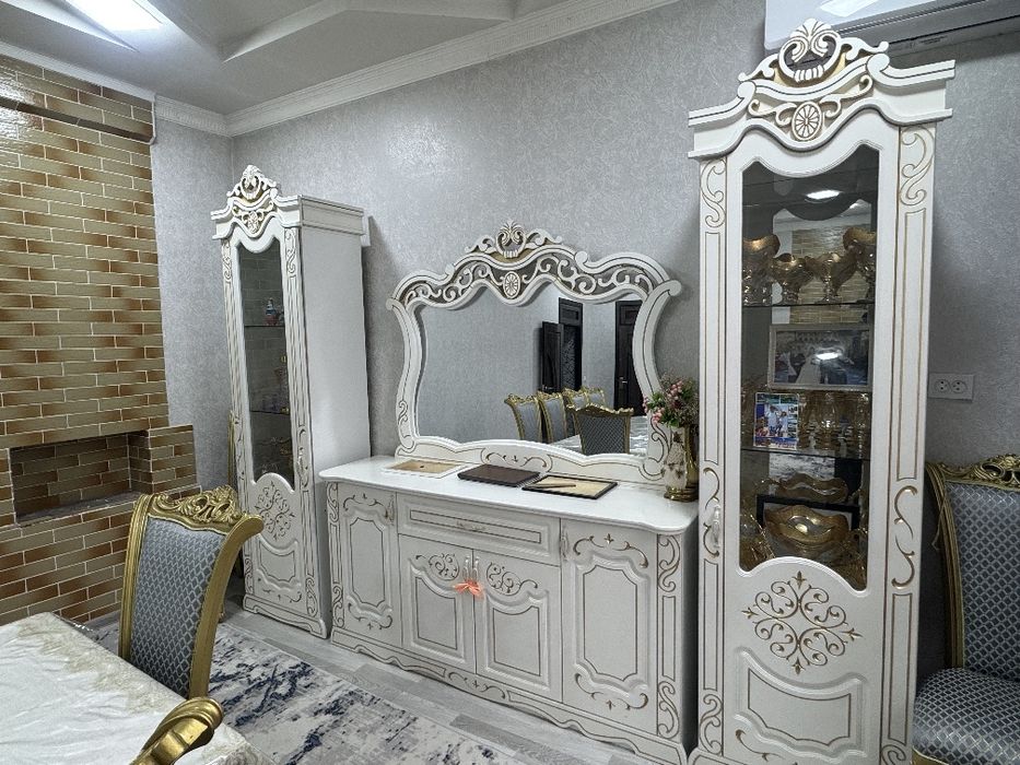 Продаю стол стулья 12 шт и пинал камод