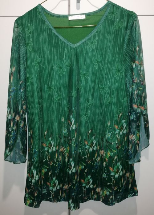 Ефирна дамска блуза, залена с цветни мотиви