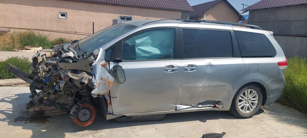 Toyota  Sienna Le 2011