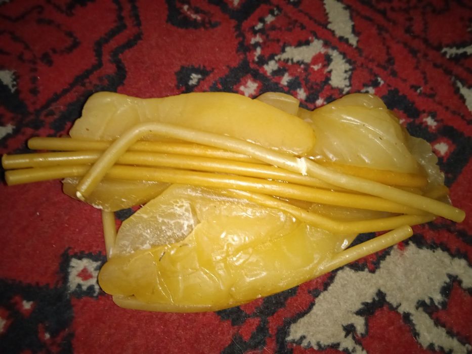 ПРОДАМ КУСОК ВОСКА (парафина) для изготовления свечей ! Вес 300 грамм.