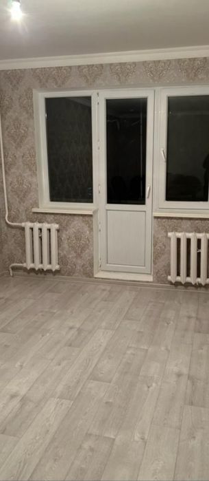 Побелка эмульсией,поклейка обоев.