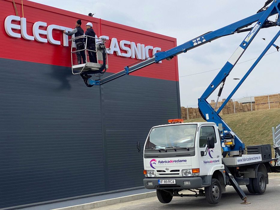 Litere volumetrice luminoase