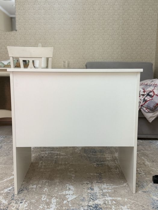 Стол из IKEA (белый)