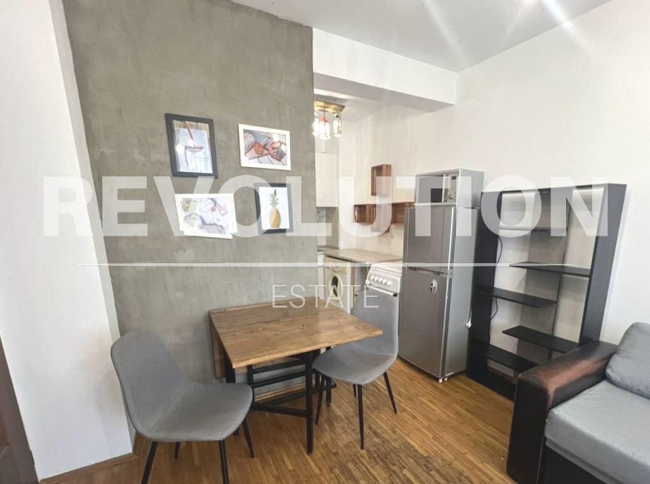 Дава се под наем Двустаен апартамент в Варна, Колхозен пазар - 50 кв.м за 350 € - Снимка #1