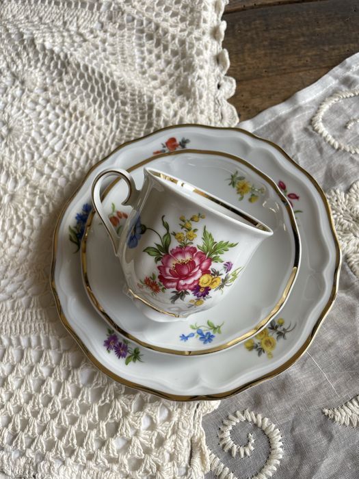 Порцеланови чаши с цветя