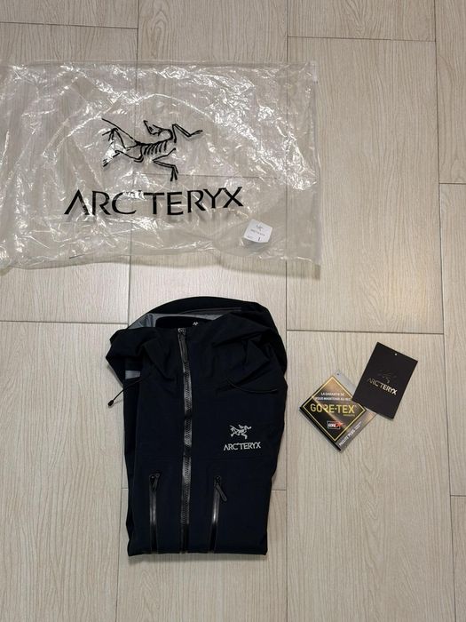 Яке ARC TERYX...