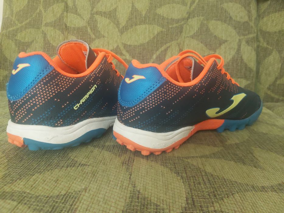 Mаратонски за футбол за изкуствено игрище Joma и маратонки Diadоra