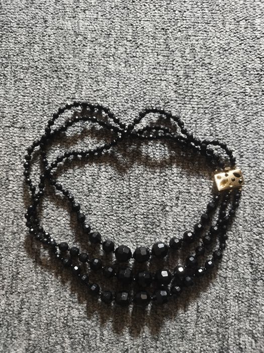 Accesorii (cercei,broșe, lănțișoare brățări )toate sunt vechi lănțișoare 3 de perla și o pereche cercei tot perla