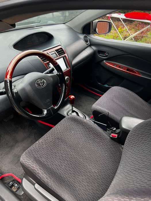 Toyota Yaris 2010 седан