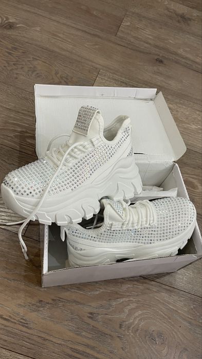 Нови маратонки с камъни