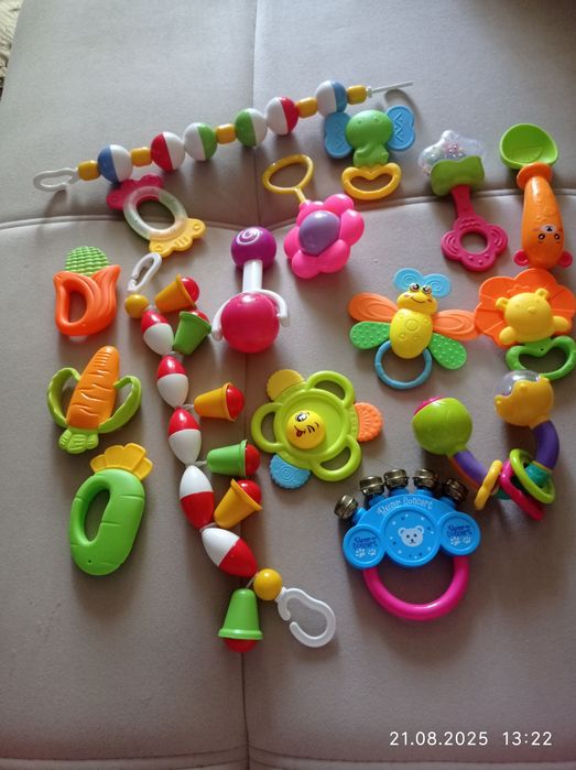 Продам развивающий коврик и погремушки