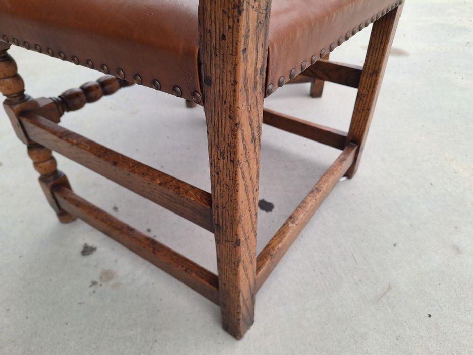 2 стола от масив със кожена дамаска