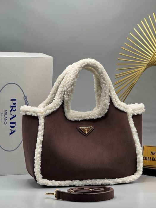 Geanta Prada noua !!! Dimensiuni 35/20 !!!