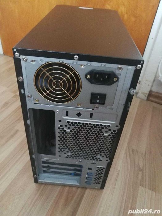 Vând carcasă cu sursă 600W
