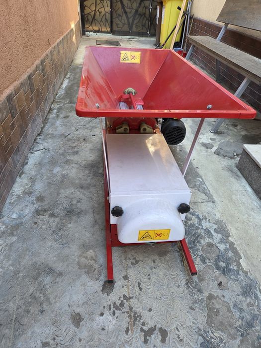 Zdrobitor și desciorchinător electric de struguri