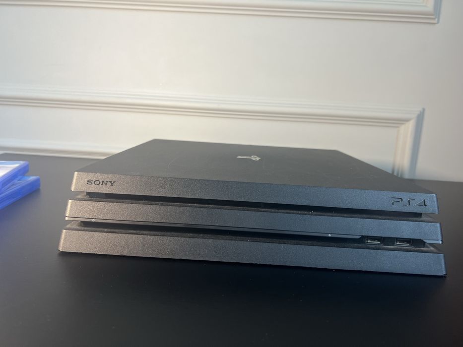 Sony PlayStation 4 Pro 1TB + 2 геймпада + Игры