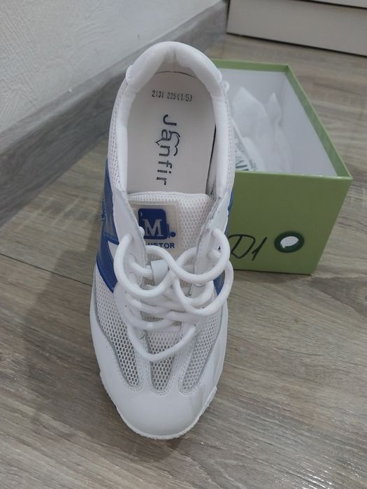 Продам кроссовки