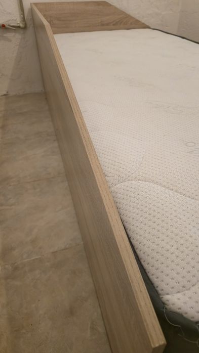 Продавам еднолицев матрак 90х200 см  и два броя нощни шкафчета .