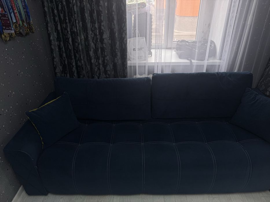 Диван тёмно-синего цвета