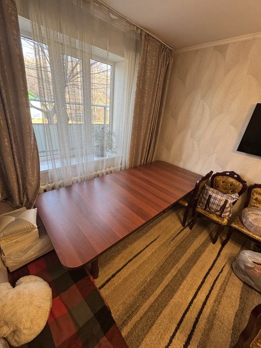 Стол в зал для гостей