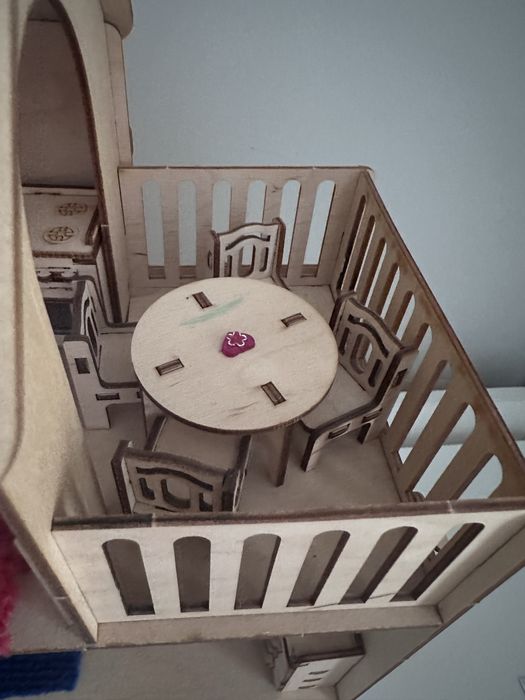 Деревянный домик для кукол