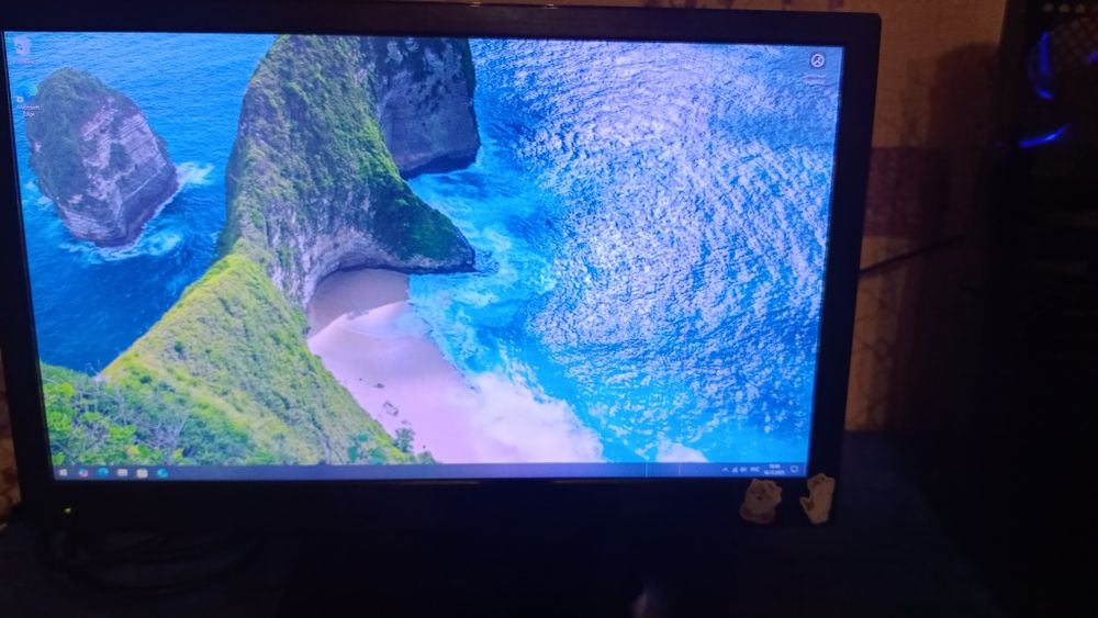 Компьютер с монитором, мышкой и клавиатурой.