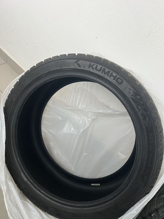 225/45/18 Kumho Wintercraft Wp5