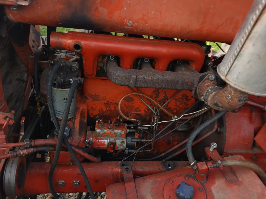 Vând tractor mai multe detalii la telefon