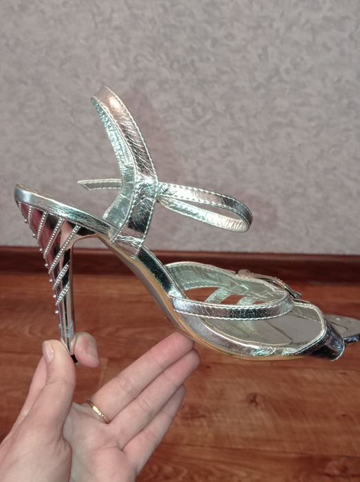 Отдам даром босоножки 35 размер