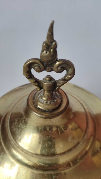 Голям старинен ръчно кован месингов съд с дръжки и крачета от бронз