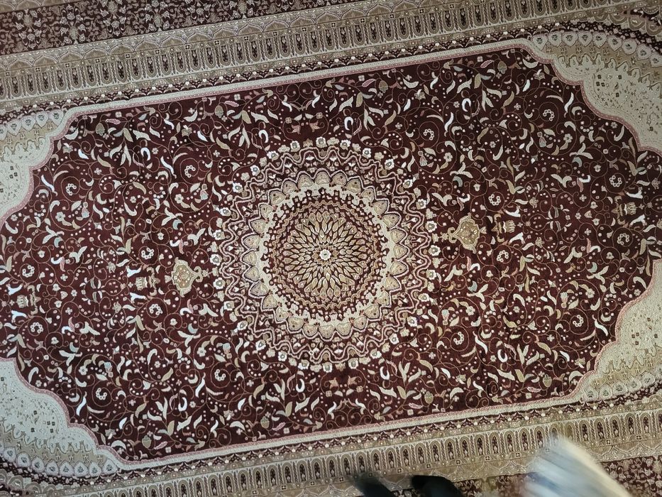 Кілем сатылады..