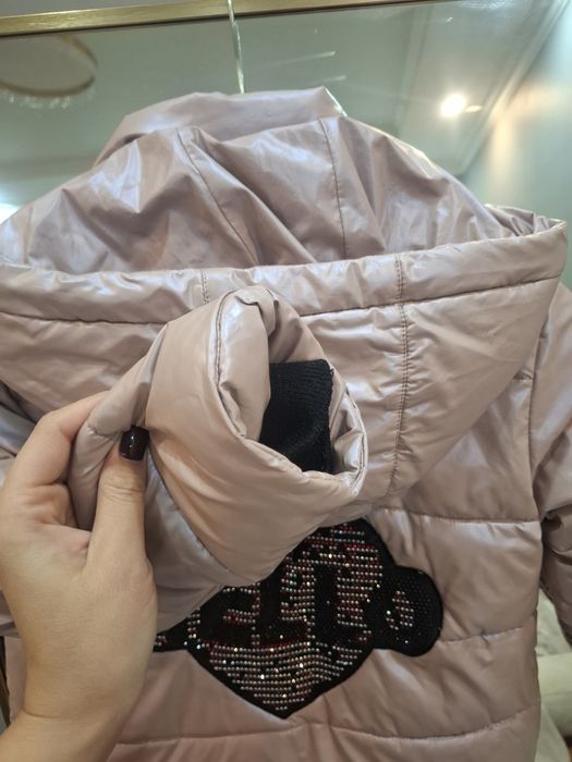 Продам 2 куртки для девочки на 8-9 лет